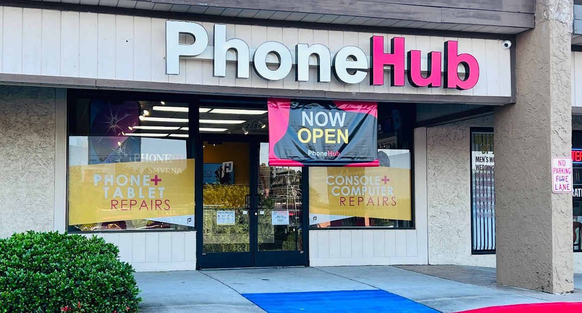 Phone Hub Smyrna storefront — red PhoneHub sign on white fascia
